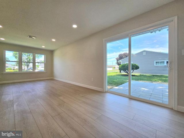 10 LINDEN LN, Levittown, PA 19054