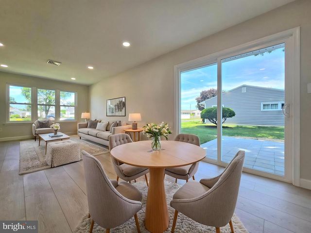 10 LINDEN LN, Levittown, PA 19054