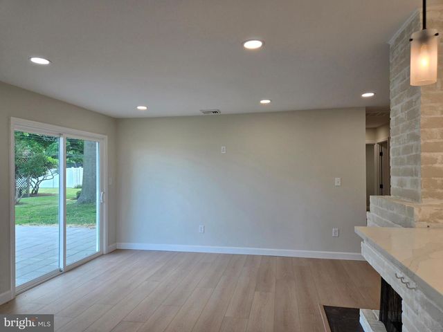 10 LINDEN LN, Levittown, PA 19054