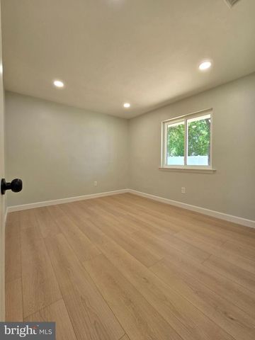 10 LINDEN LN, Levittown, PA 19054
