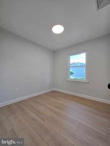 10 LINDEN LN, Levittown, PA 19054