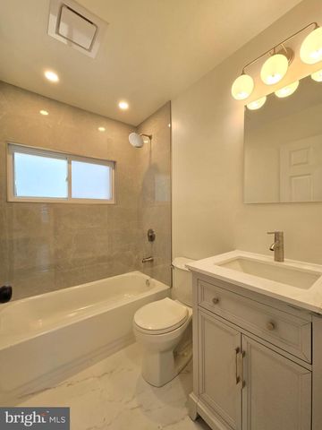 10 LINDEN LN, Levittown, PA 19054