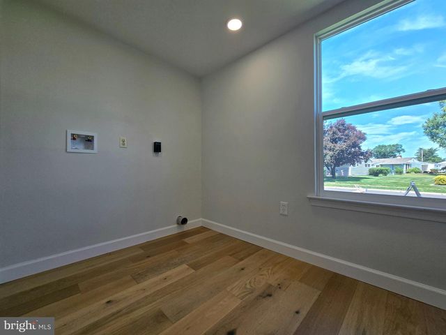 10 LINDEN LN, Levittown, PA 19054