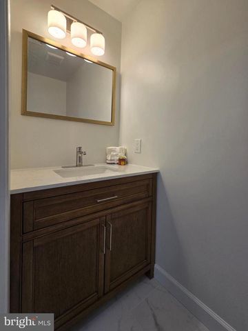 10 LINDEN LN, Levittown, PA 19054