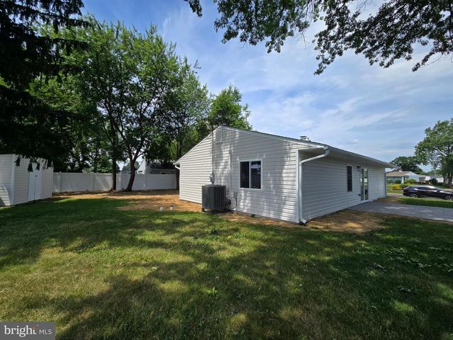 10 LINDEN LN, Levittown, PA 19054