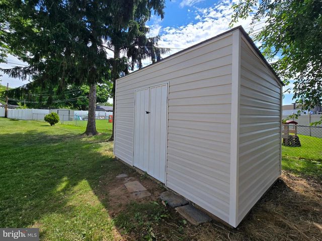 10 LINDEN LN, Levittown, PA 19054
