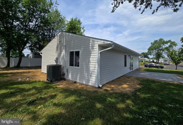 10 LINDEN LN, Levittown, PA 19054