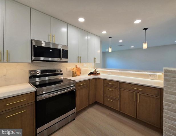 10 LINDEN LN, Levittown, PA 19054