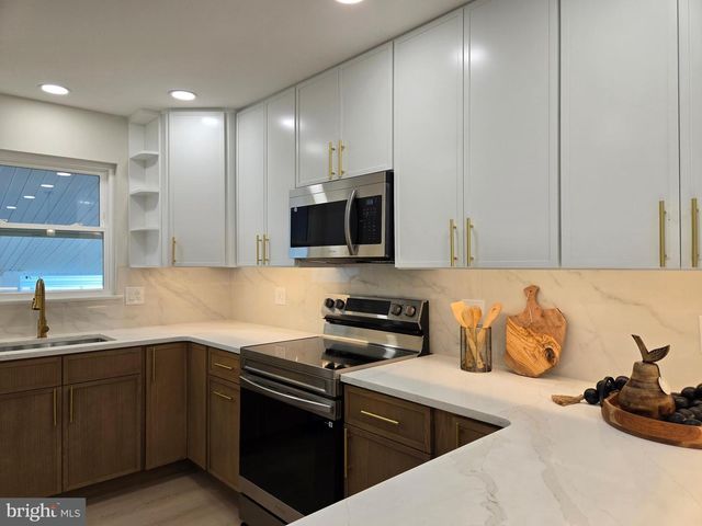 10 LINDEN LN, Levittown, PA 19054