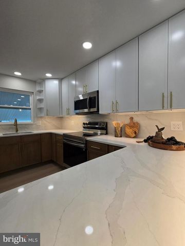 10 LINDEN LN, Levittown, PA 19054