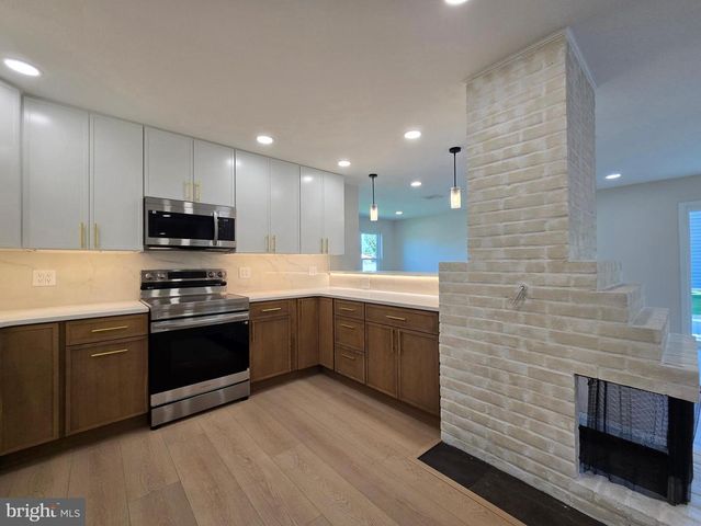 10 LINDEN LN, Levittown, PA 19054