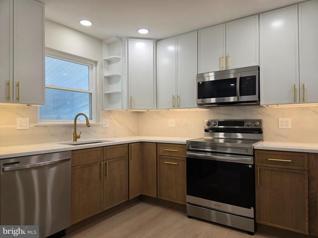 10 LINDEN LN, Levittown, PA 19054