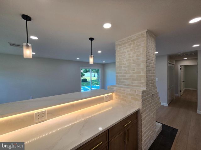 10 LINDEN LN, Levittown, PA 19054