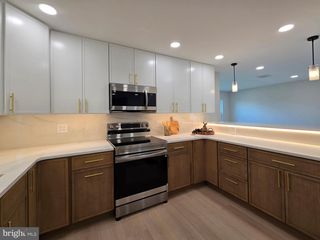 10 LINDEN LN, Levittown, PA 19054
