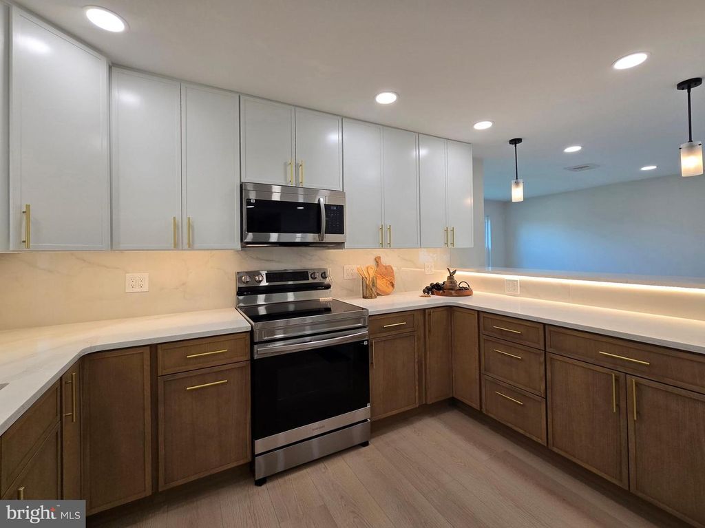 10 LINDEN LN, Levittown, PA 19054