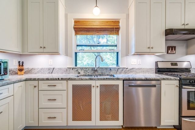 116 Pleasant St, Holyoke, MA 01040