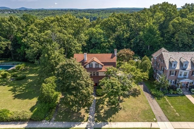 116 Pleasant St, Holyoke, MA 01040