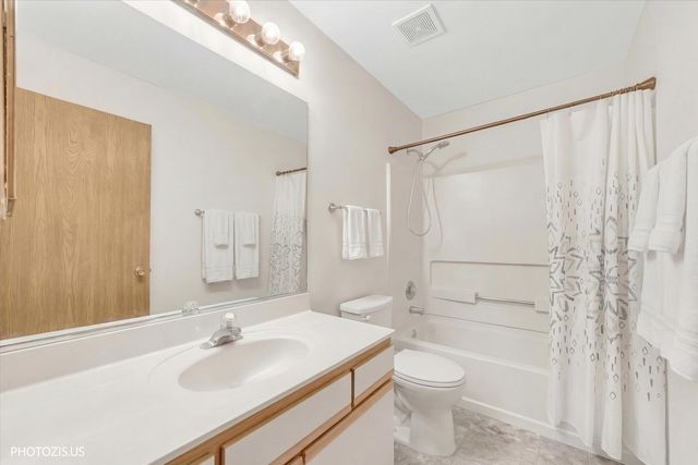 1327 E FOX CHASE Drive, Round Lake Beach, IL 60073