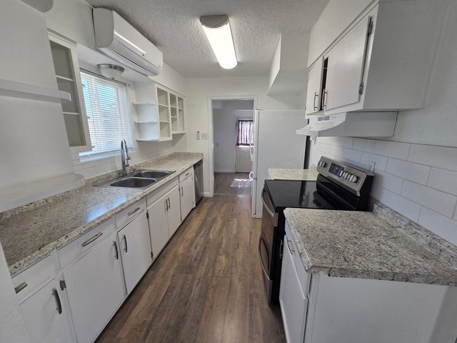 631 57th Street NW, Albuquerque, NM 87105