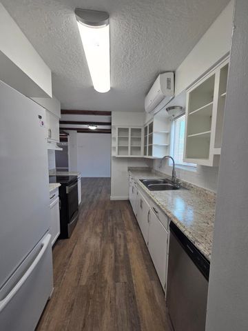 631 57th Street NW, Albuquerque, NM 87105