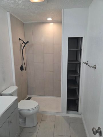 631 57th Street NW, Albuquerque, NM 87105