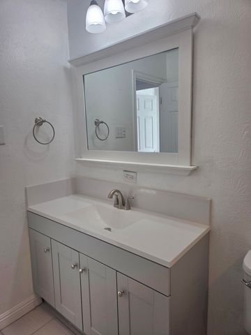 631 57th Street NW, Albuquerque, NM 87105