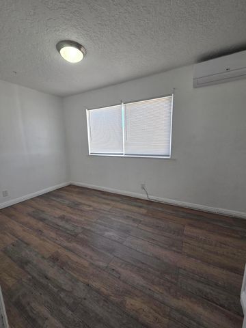 631 57th Street NW, Albuquerque, NM 87105