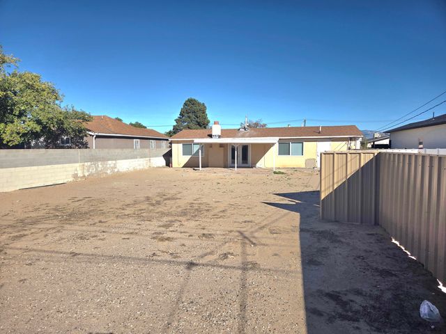 631 57th Street NW, Albuquerque, NM 87105