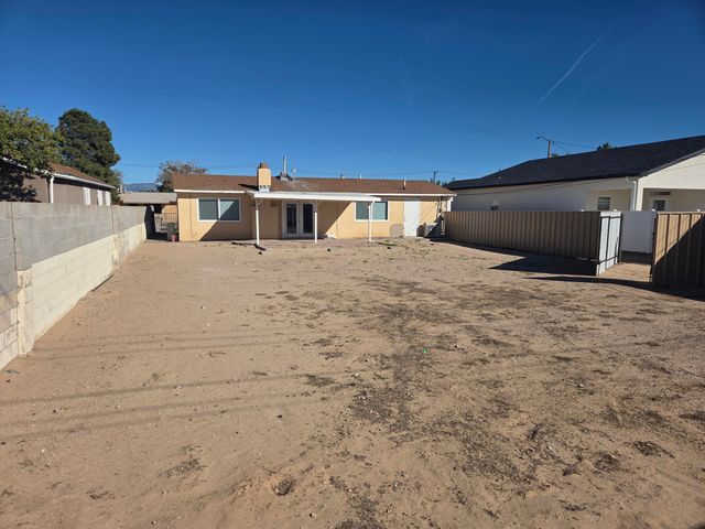 631 57th Street NW, Albuquerque, NM 87105