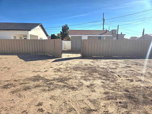 631 57th Street NW, Albuquerque, NM 87105