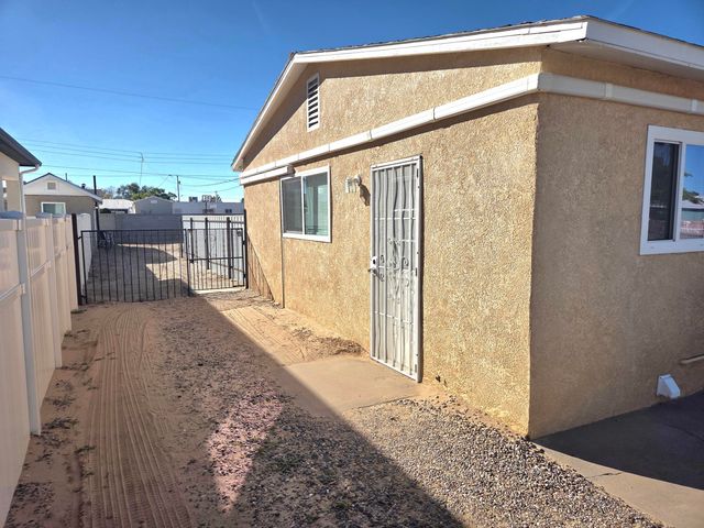 631 57th Street NW, Albuquerque, NM 87105