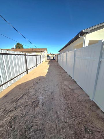 631 57th Street NW, Albuquerque, NM 87105