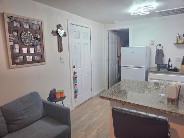 631 57th Street NW, Albuquerque, NM 87105