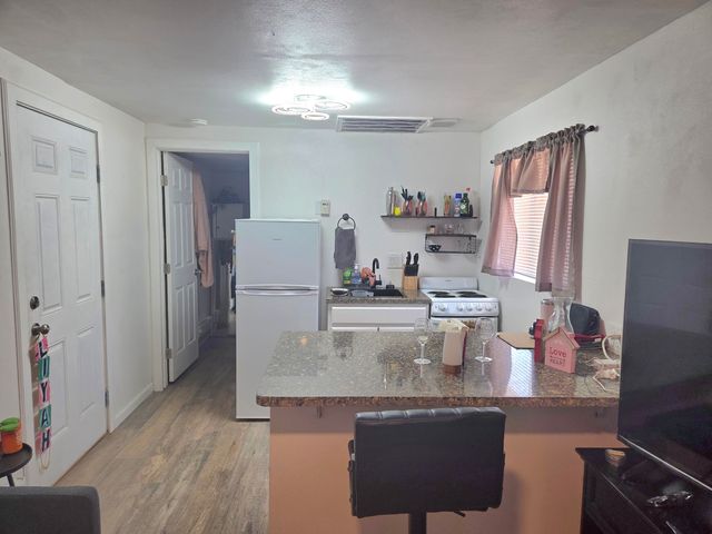 631 57th Street NW, Albuquerque, NM 87105