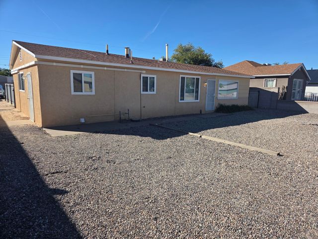 631 57th Street NW, Albuquerque, NM 87105