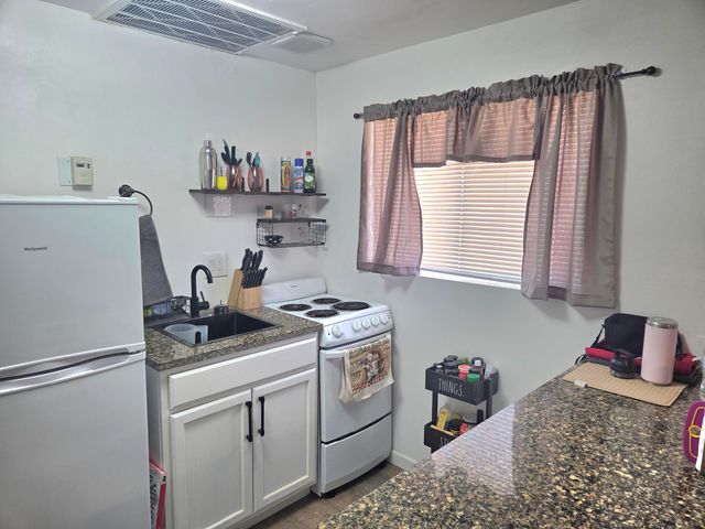631 57th Street NW, Albuquerque, NM 87105