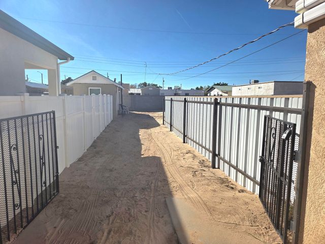 631 57th Street NW, Albuquerque, NM 87105