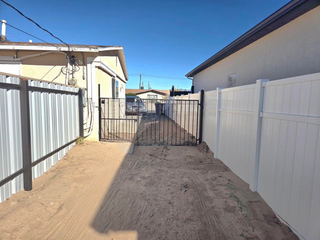 631 57th Street NW, Albuquerque, NM 87105