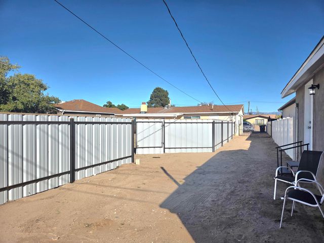 631 57th Street NW, Albuquerque, NM 87105