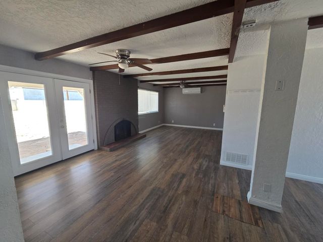 631 57th Street NW, Albuquerque, NM 87105