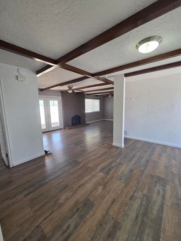 631 57th Street NW, Albuquerque, NM 87105