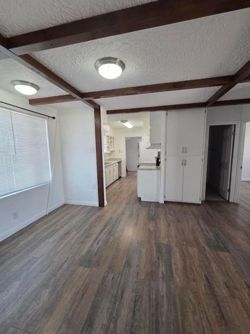 631 57th Street NW, Albuquerque, NM 87105