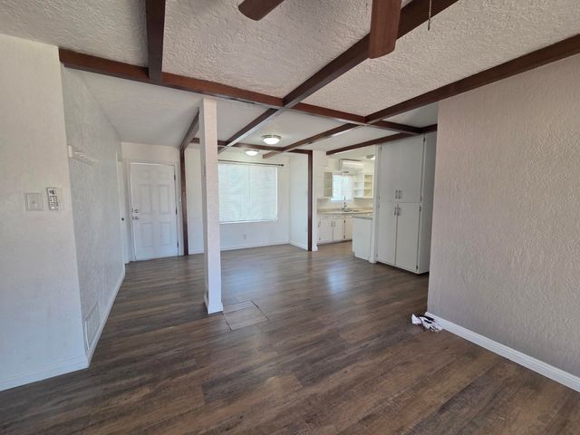 631 57th Street NW, Albuquerque, NM 87105