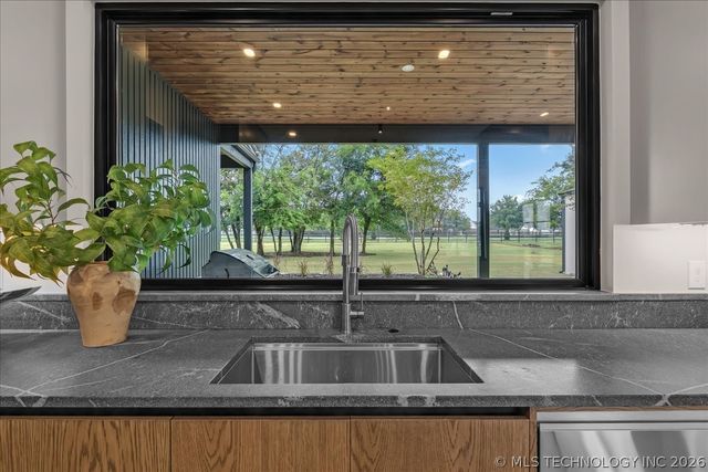 17744 E White Tail Cove, Owasso, OK 74055