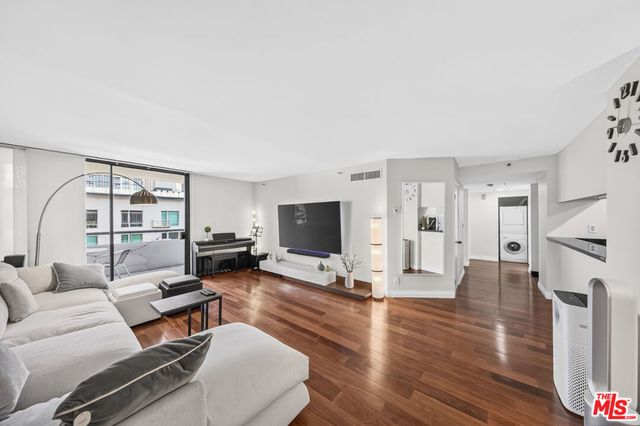 600 W 9th Street 913, Los Angeles, CA 90015