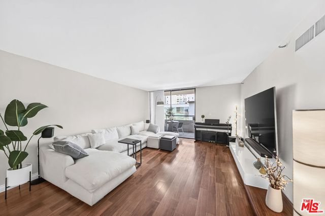 600 W 9th Street 913, Los Angeles, CA 90015