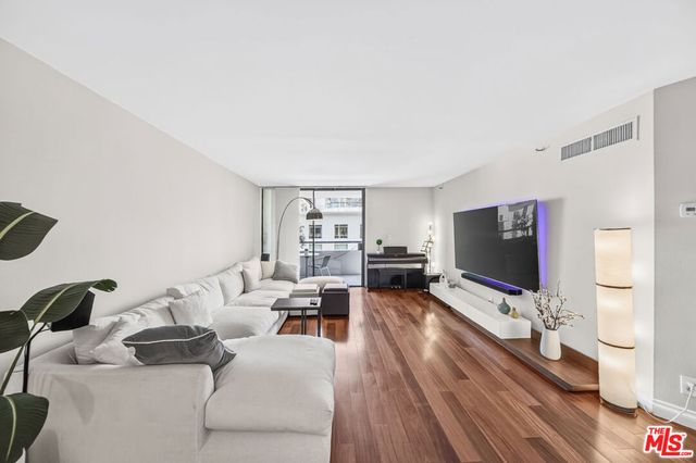 600 W 9th Street 913, Los Angeles, CA 90015