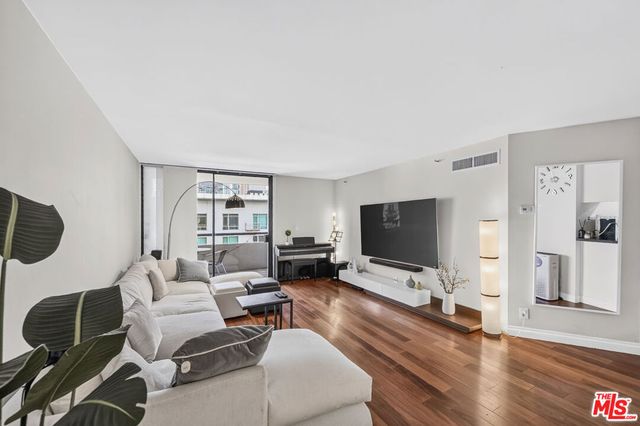 600 W 9th Street 913, Los Angeles, CA 90015