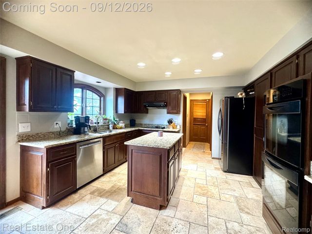 1982 Heritage Hill Court, Rochester Hills, MI 48306