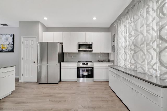 547 BLACK LION DRIVE NE, St Petersburg, FL 33716